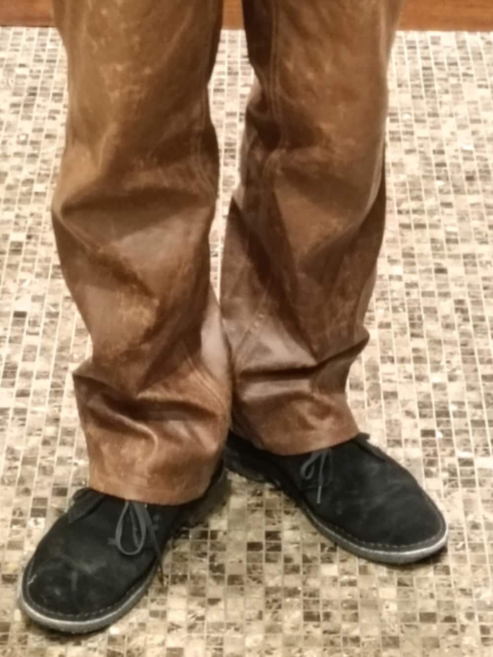 ブラック系のニット/セーター、ブラウン系のその他パンツ、ブラック系のブーツを着用したメンズの冬コーディネートの5枚目の写真