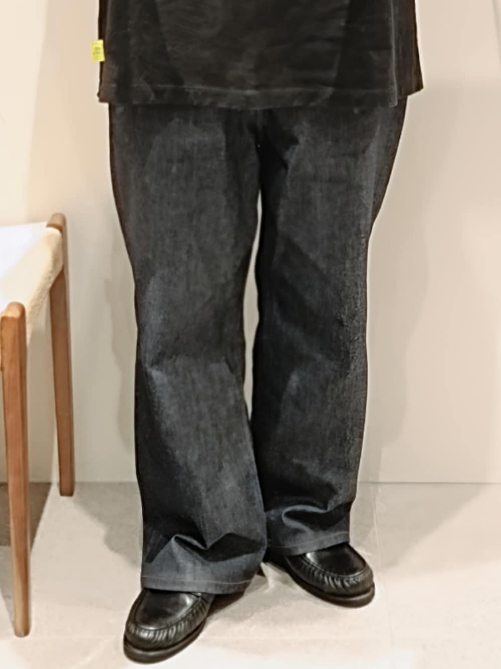 ブラック系のTシャツ/カットソー、ブルー系のデニムパンツ、ブラック系のローファーを着用したメンズの夏コーディネートの3枚目の写真