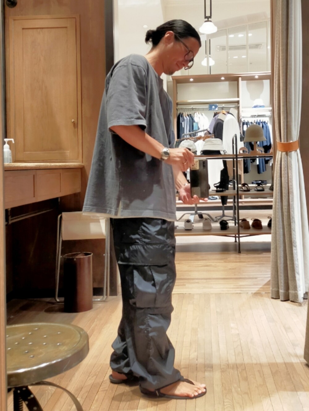 グレー系のTシャツ/カットソー、ブルー系のパンツ、ブラック系のサンダルを着用したメンズの夏コーディネートの2枚目の写真