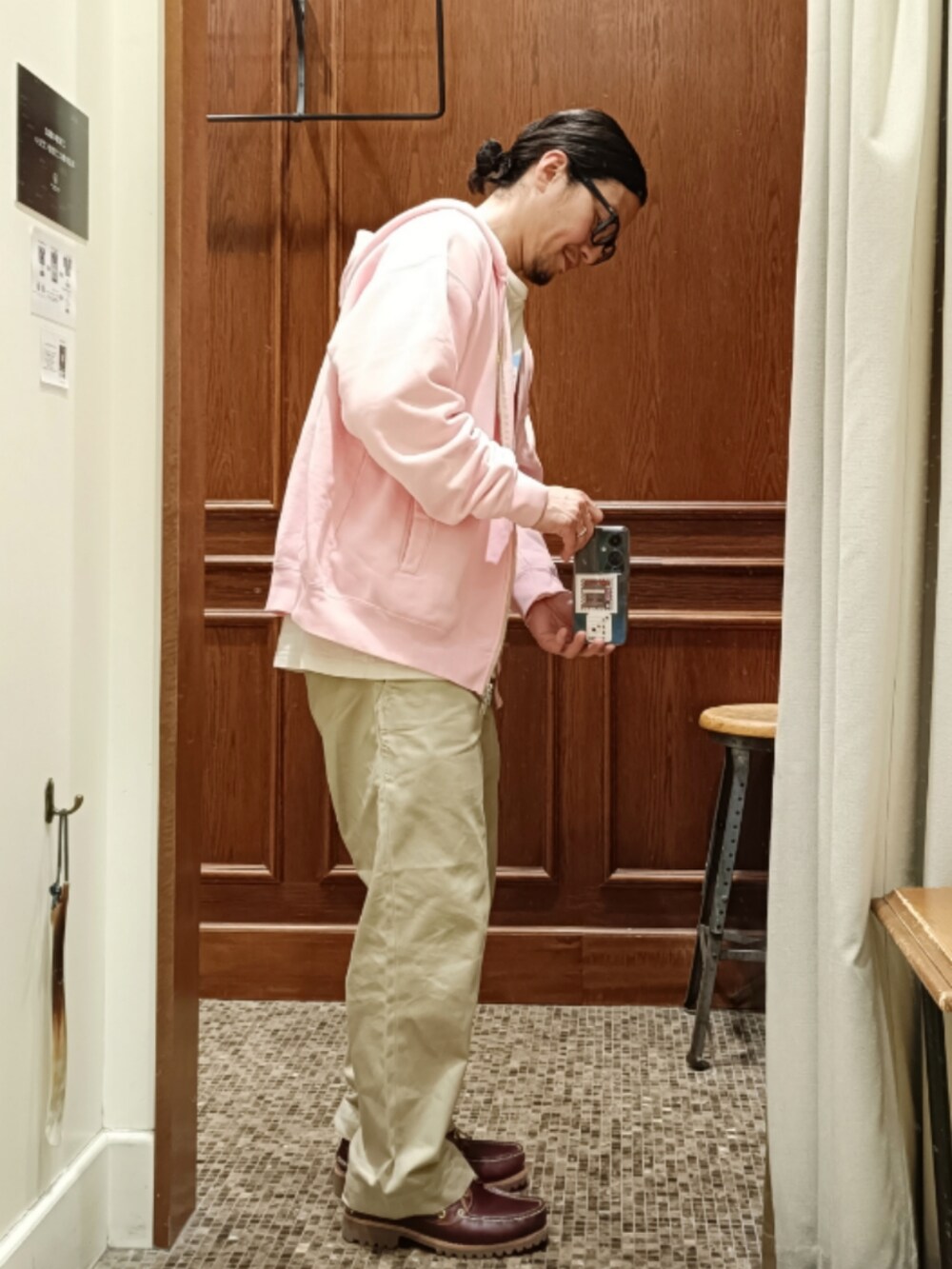 「ジップパーカー、BEAUTY&YOUTH UNITED ARROWS、アートTシャツ、carnebollente、チノパン、3eyeclassiclug、Timberland、ピンク、オフホワイト、ベージュ、ブラウン、大人カジュアル、シンプル、ootd」｜「Carne Bollenteのアイテム（Tシャツ/カットソー、ホワイト系）」を使った、D.nakamuraさん（メンズ・167cm）の春コーディネートの3枚目の写真