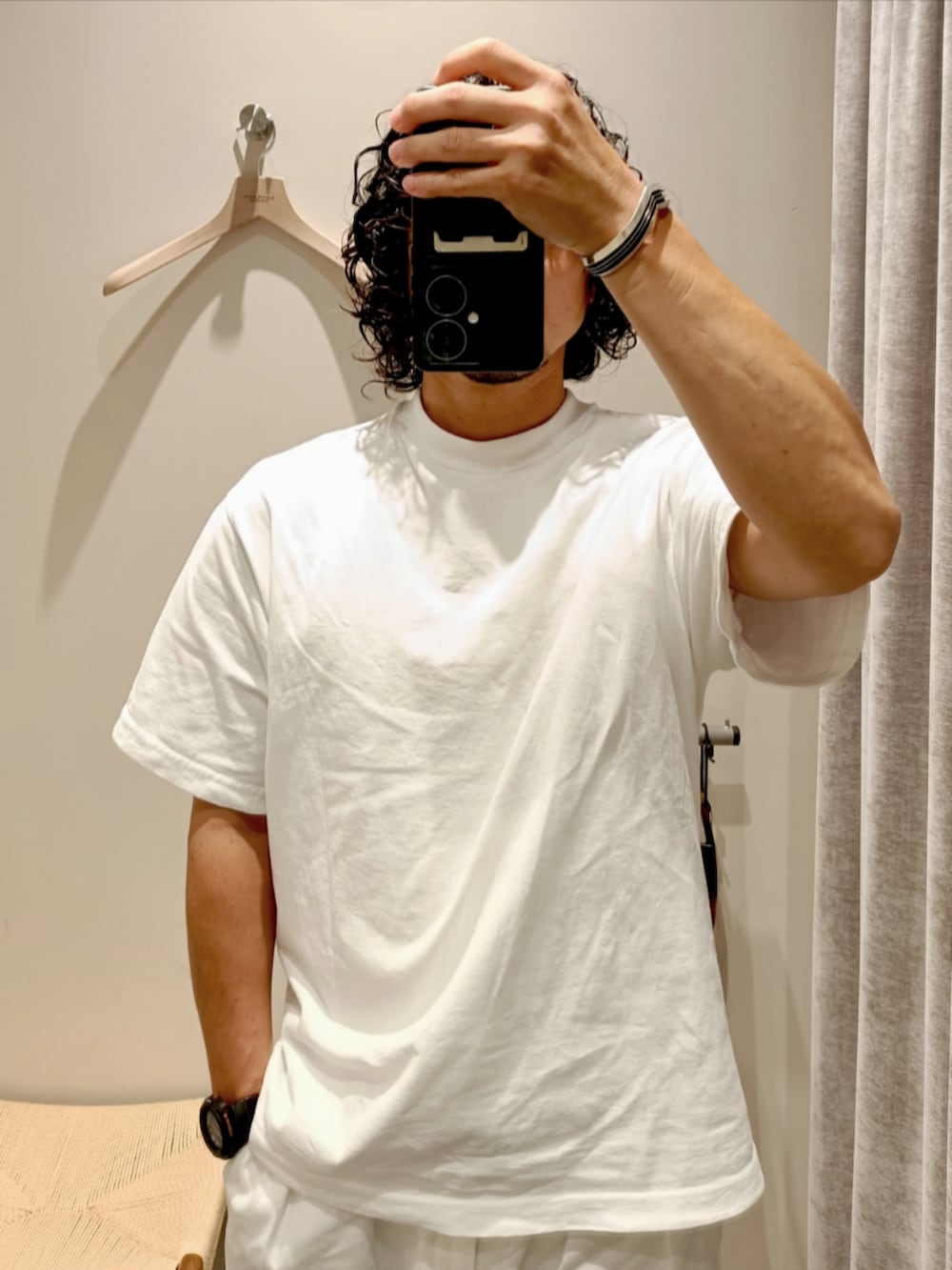 ホワイト系のTシャツ/カットソー、ホワイト系のチノパンツ、ブラウン系のローファーを着用したメンズの夏コーディネートの2枚目の写真