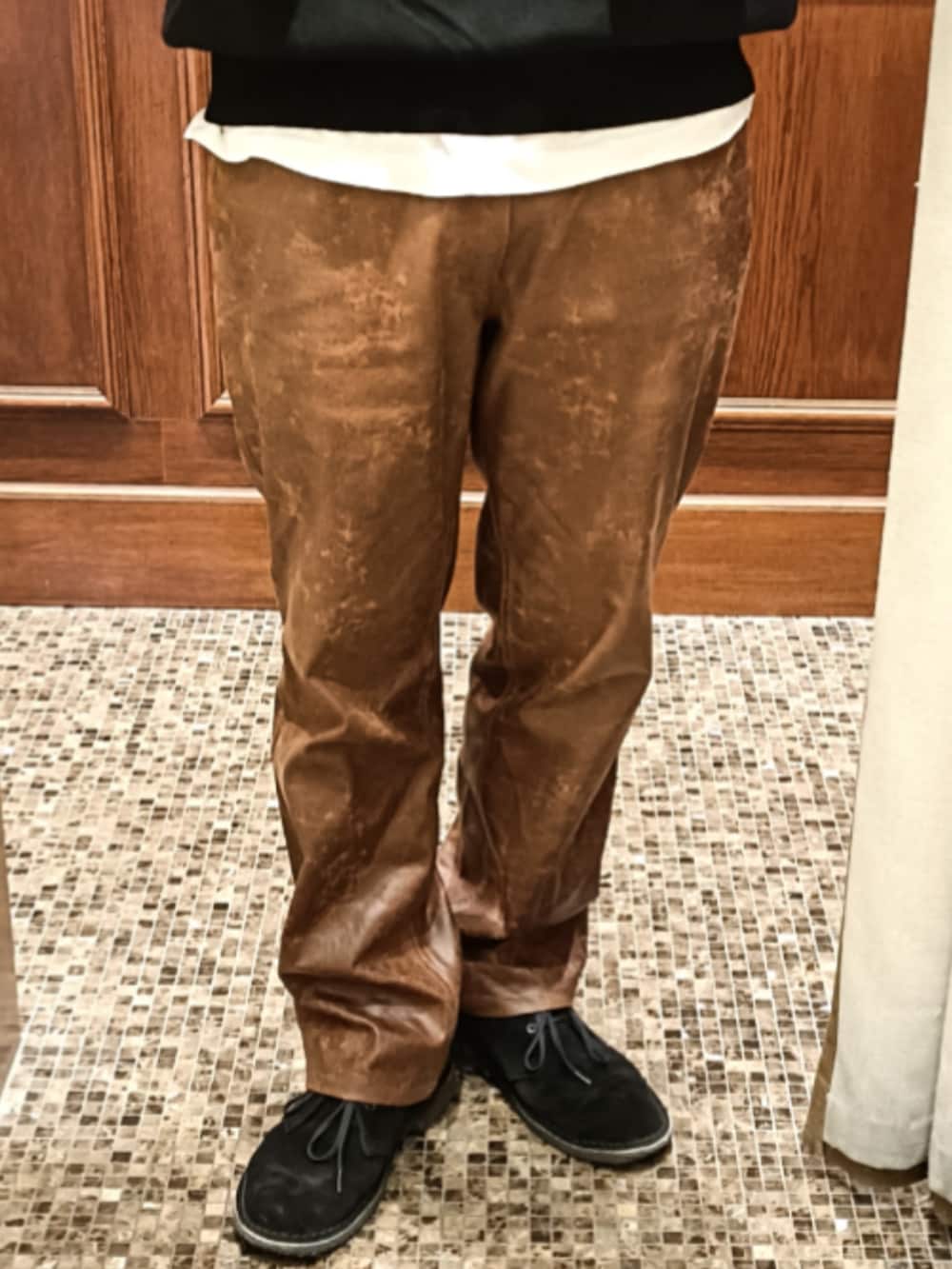 ブラック系のニット/セーター、ブラウン系のその他パンツ、ブラック系のブーツを着用したメンズの冬コーディネートの3枚目の写真