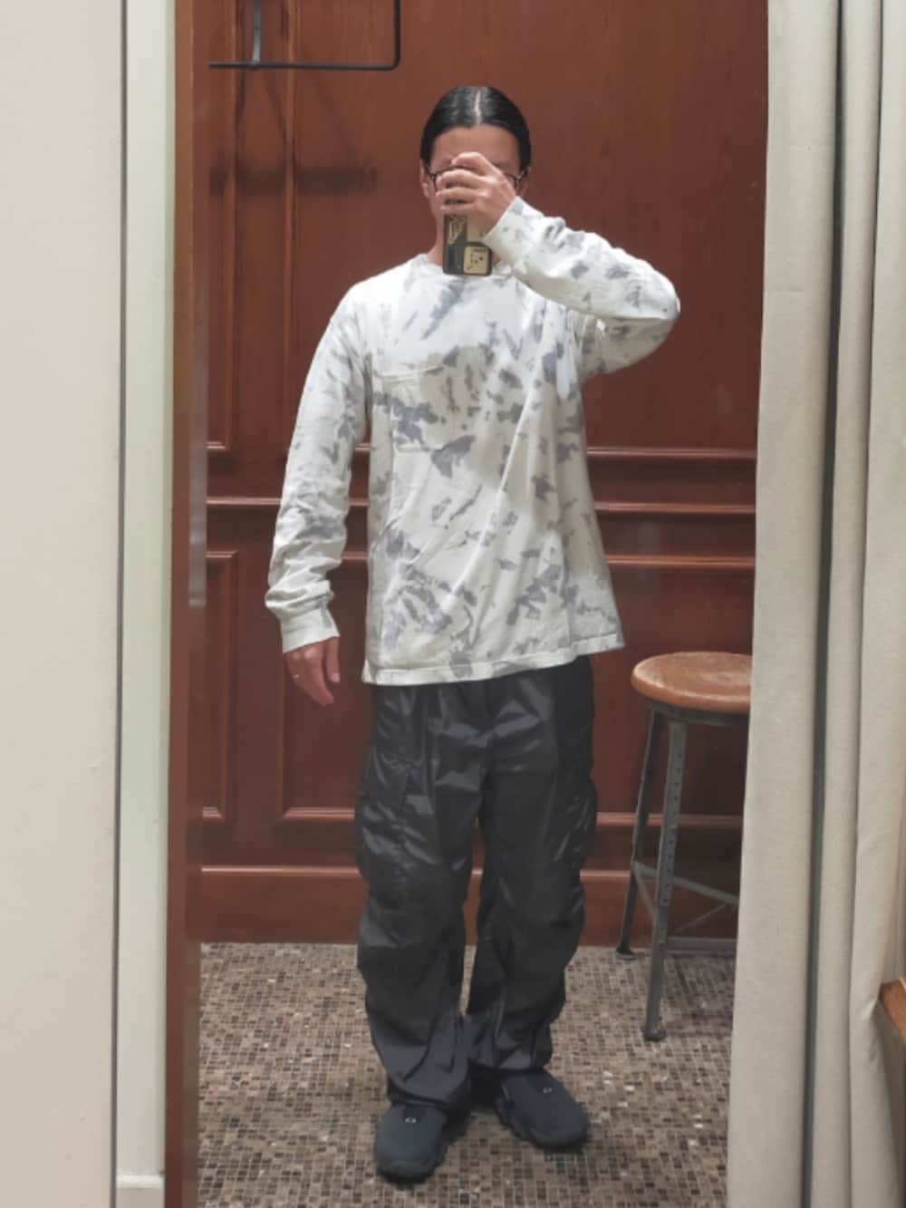 「タイダイ柄、ロンT、カーゴパンツ、ナイロンパンツ、H BEAUTY&YOUTH、スニーカー、Oakley、大人カジュアル、シンプル、ootd、ホワイト、ダークグレー、シンプルスタイル」｜「UNUSEDのアイテム（Tシャツ/カットソー、ホワイト系）」を使った、D.nakamuraさん（メンズ・167cm）の秋コーディネートの2枚目の写真