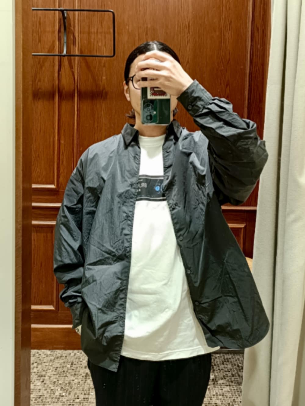 「ナイロンシャツ、H BEAUTY&YOUTH、プリントT、balansa、ストライプスラックス、BEAUTY&YOUTH UNITED ARROWS、スニーカー、VANS、VAINL ARCHIVE、大人カジュアル、シンプルコーデ、ootd、ダークグレー、ホワイト、ネイビー」｜「H　BEAUTY&YOUTH UNITED ARROWSのアイテム（シャツ/ブラウス、グレー系）」を使った、D.nakamuraさん（メンズ・167cm）の春コーディネートの3枚目の写真