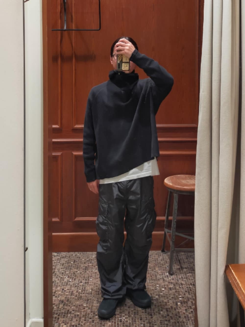 ブラック系のトップス、グレー系のカーゴパンツ、ブラック系のスニーカーを着用したメンズの秋コーディネートの2枚目の写真