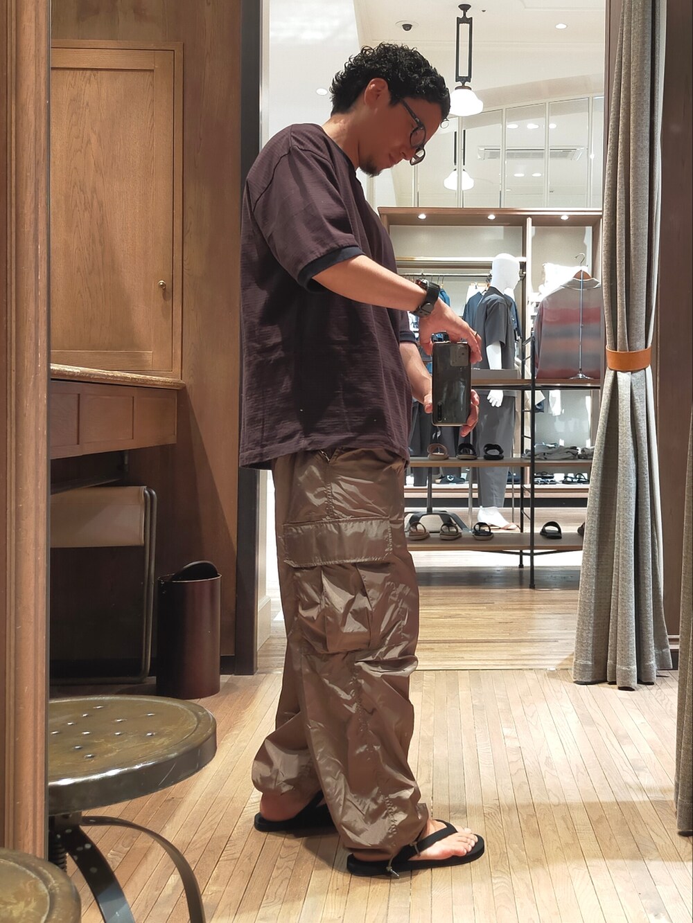 ブラウン系のTシャツ/カットソー、ブラウン系のパンツ、ブラック系のサンダルを着用したメンズの夏コーディネートの2枚目の写真