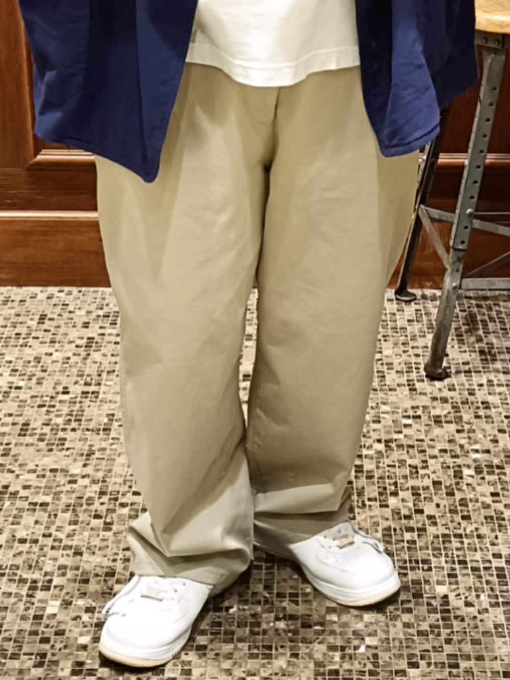 ホワイト系のTシャツ/カットソー、ブルー系のジャケット/アウター、ベージュ系のチノパンツを着用したメンズの冬コーディネートの3枚目の写真