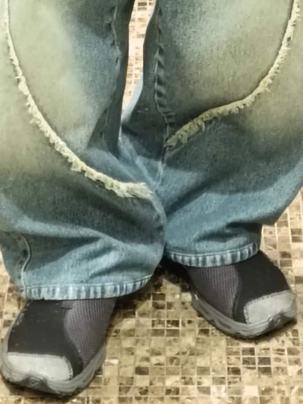 ブルー系のジャケット/アウター、パープル系のTシャツ/カットソー、ブルー系のデニムパンツを着用したメンズの春コーディネートの5枚目の写真