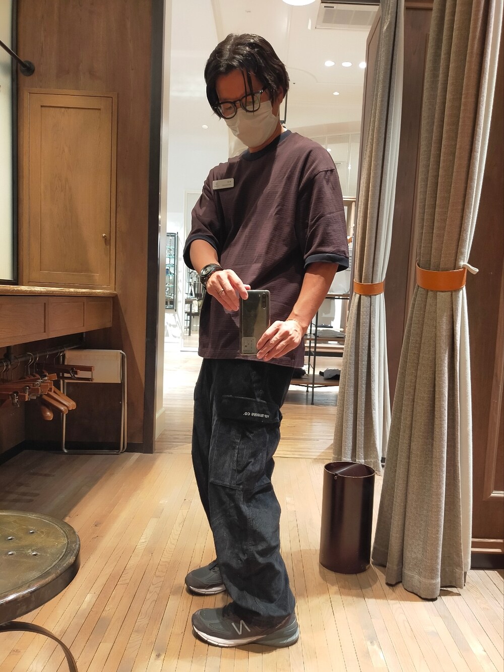 ブラウン系のTシャツ/カットソー、ブラック系のパンツ、ブラック系のスニーカーを着用したメンズの夏コーディネートの2枚目の写真