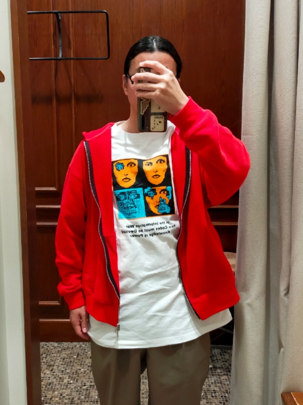 「パーカー、BEAUTY&YOUTH UNITED ARROWS、Tシャツ、comesundown、スラックス、thingless、3eyeclassiclug、Timberland、大人カジュアル、シンプル、ootd、秋コーデ、重ね着ベストシーズン、カジュアル、きれいめカジュアル」｜「BEAUTY&YOUTH UNITED ARROWSのピーチスキン スウェット ジップ パーカー（パーカー、レッド系）」を使った、D.nakamuraさん（メンズ・167cm）の秋コーディネートの3枚目の写真