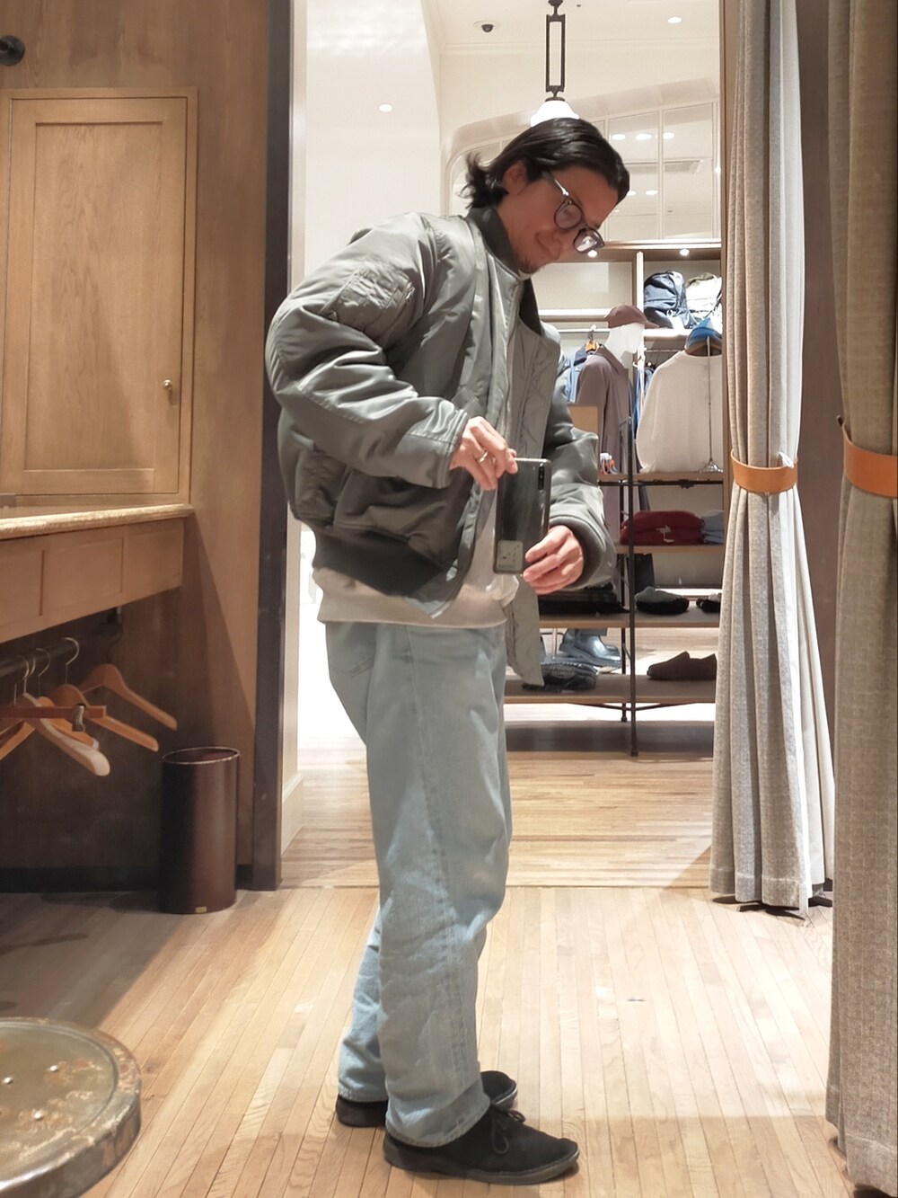 「MA-1、UNUSED、モックネック、スウエット、BEAUTY&YOUTH UNITED ARROWS、デニム、YAECA、デザートブーツ、clarks、オトナカジュアル、シンプル、ootd、冬コーデ、カジュアルコーデ、オーバーサイズ」｜「BEAUTY&YOUTH UNITED ARROWSのバルーン タートル スウェット（スウェット、グレー系）」を使った、D.nakamuraさん（メンズ・170cm）の冬コーディネートの3枚目の写真