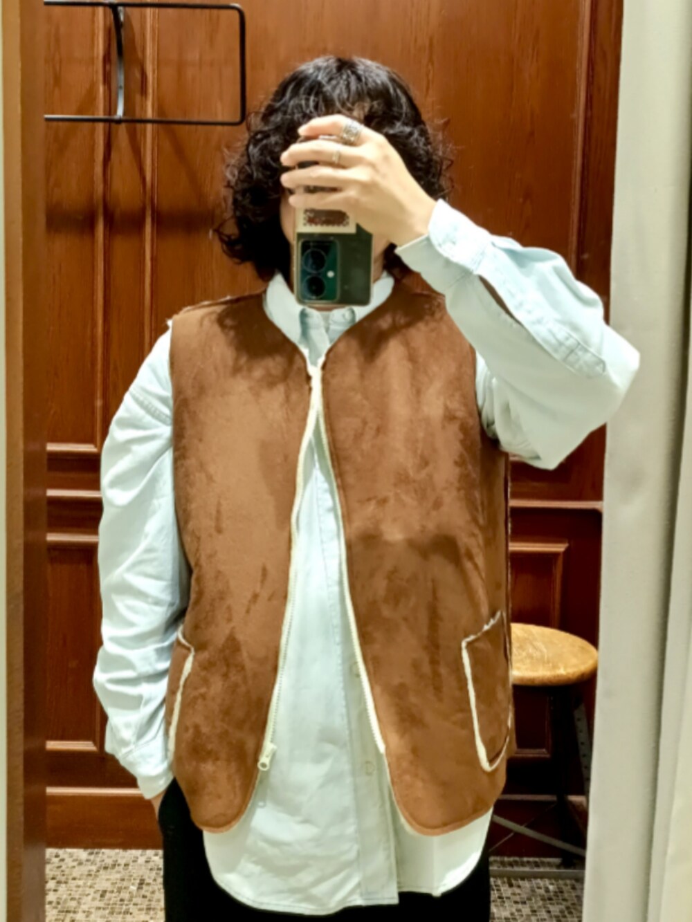 ブラウン系のベスト、ブルー系のシャツ/ブラウス、ブルー系のスラックスを着用したメンズの秋コーディネートの3枚目の写真