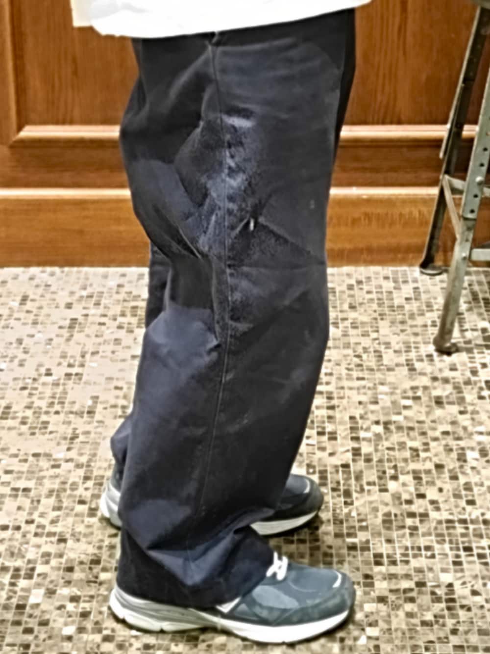 ホワイト系のTシャツ/カットソー、ブルー系のパーカー、ブルー系のチノパンツを着用したメンズの春コーディネートの4枚目の写真