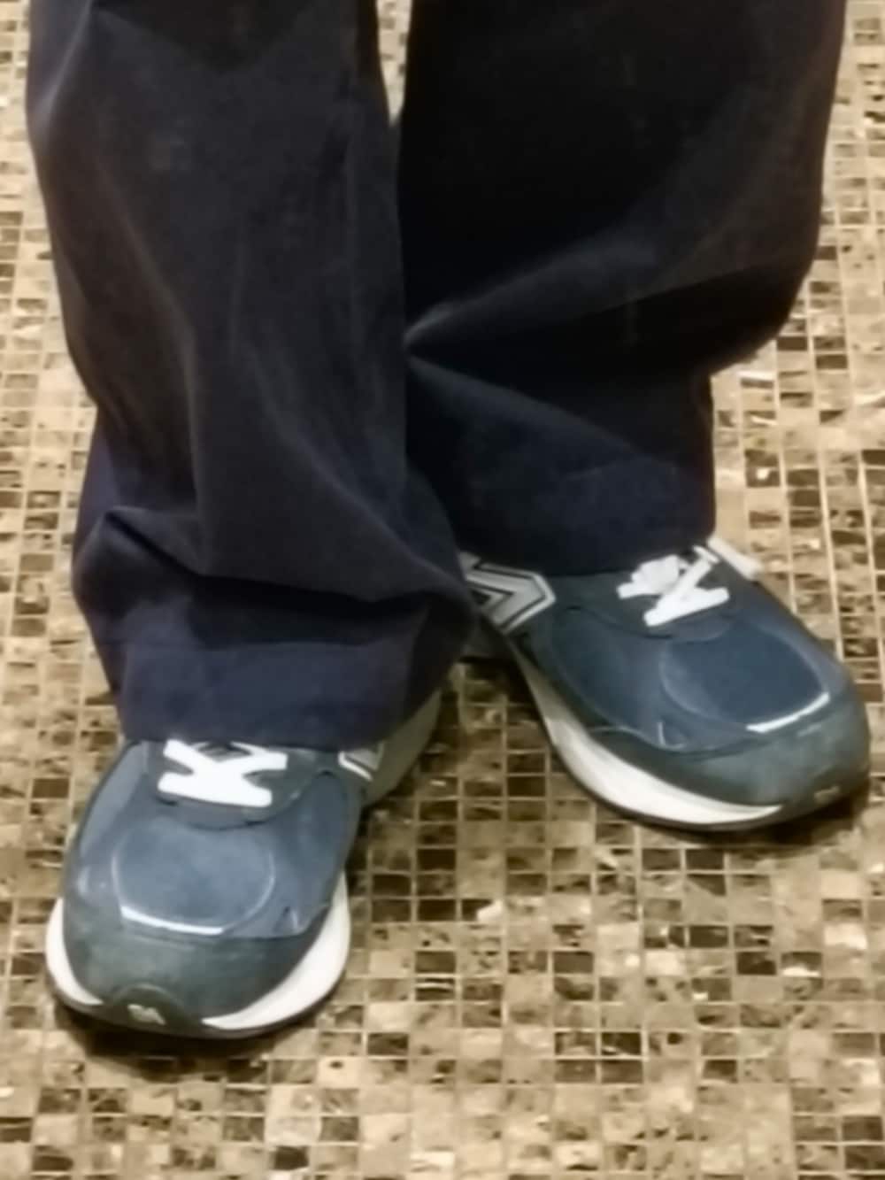 ホワイト系のTシャツ/カットソー、ブルー系のパーカー、ブルー系のチノパンツを着用したメンズの春コーディネートの5枚目の写真