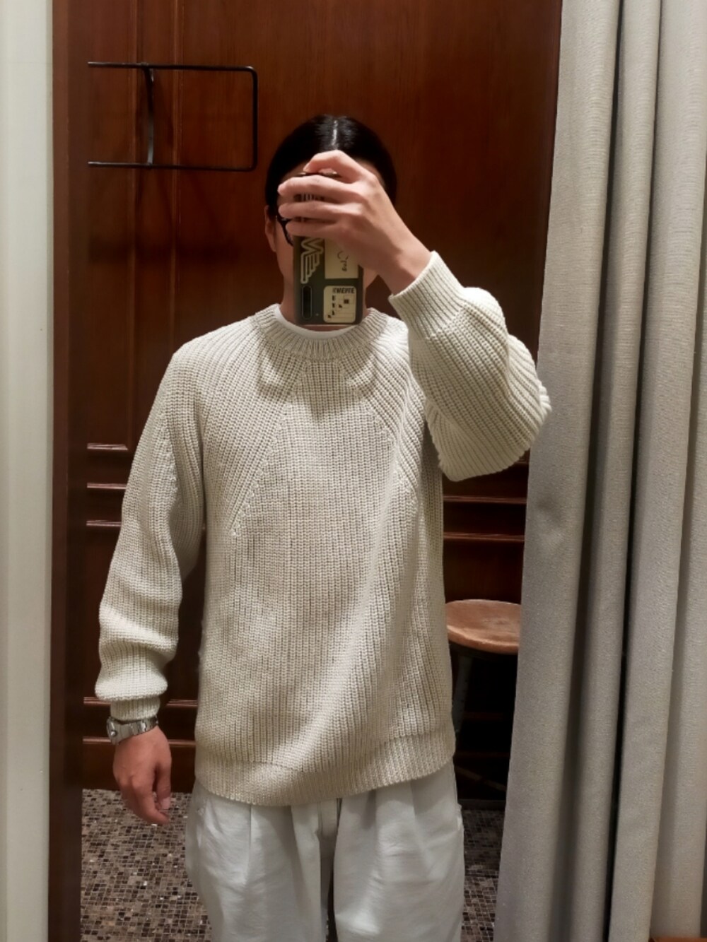 ホワイト系のニット/セーター、ホワイト系のパンツ、ホワイト系のスニーカーを着用したメンズの秋コーディネートの3枚目の写真