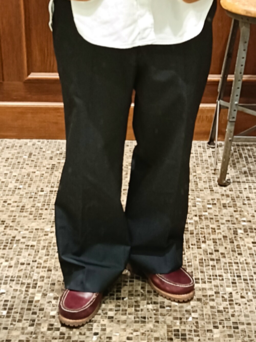 ブラウン系のベスト、ブルー系のシャツ/ブラウス、ブルー系のスラックスを着用したメンズの秋コーディネートの4枚目の写真