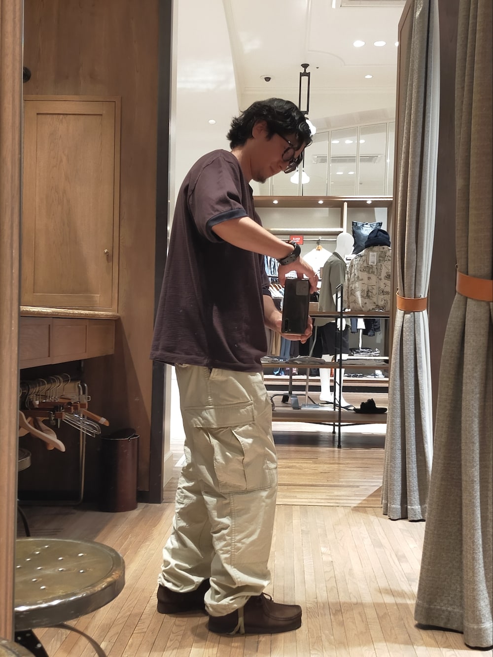 ブラウン系のTシャツ/カットソー、ホワイト系のパンツ、ブラウン系のブーツを着用したメンズの夏コーディネートの2枚目の写真