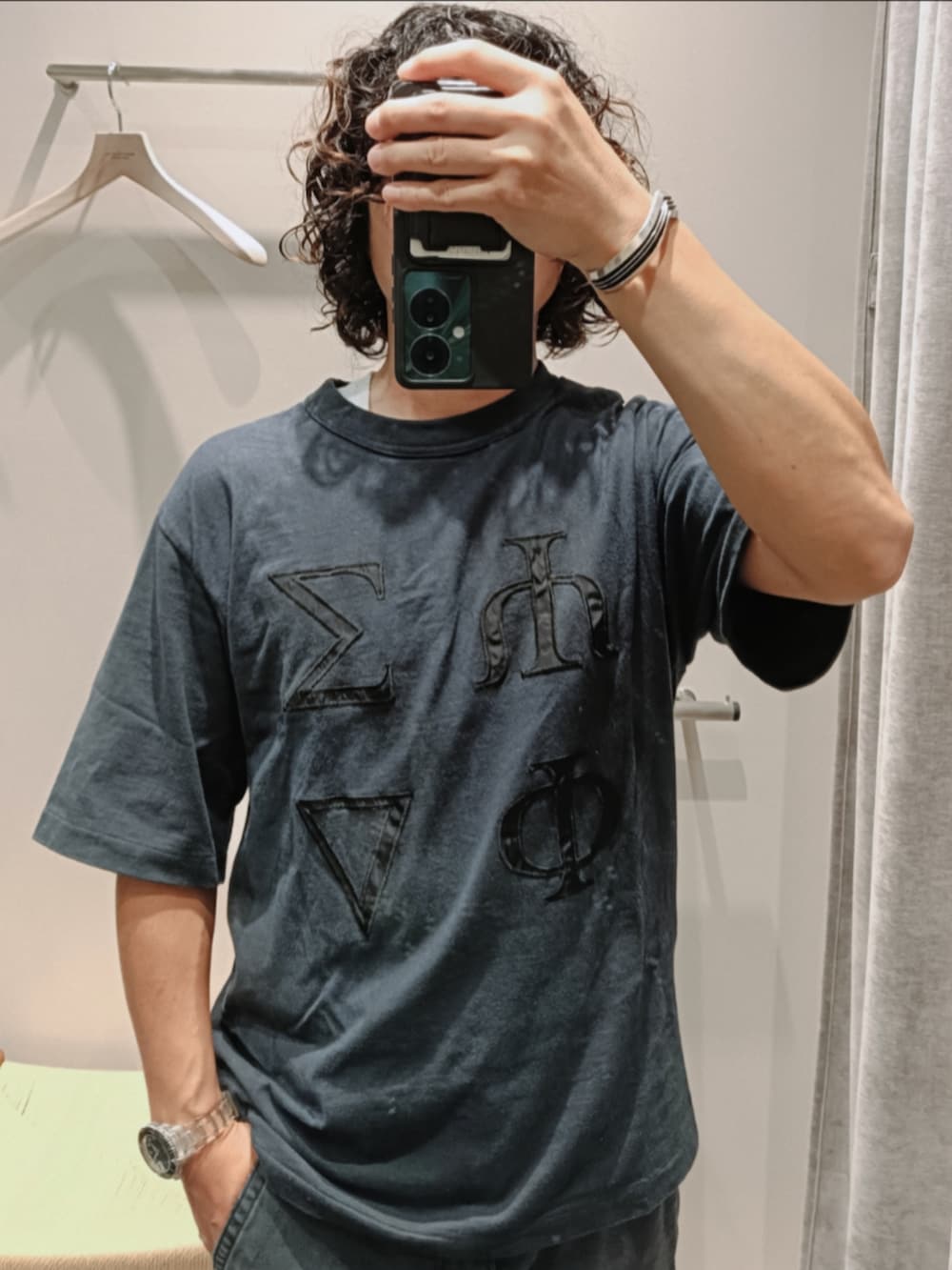 ブルー系のTシャツ/カットソー、ブラック系のカーゴパンツ、ブラック系のスニーカーを着用したメンズの夏コーディネートの2枚目の写真