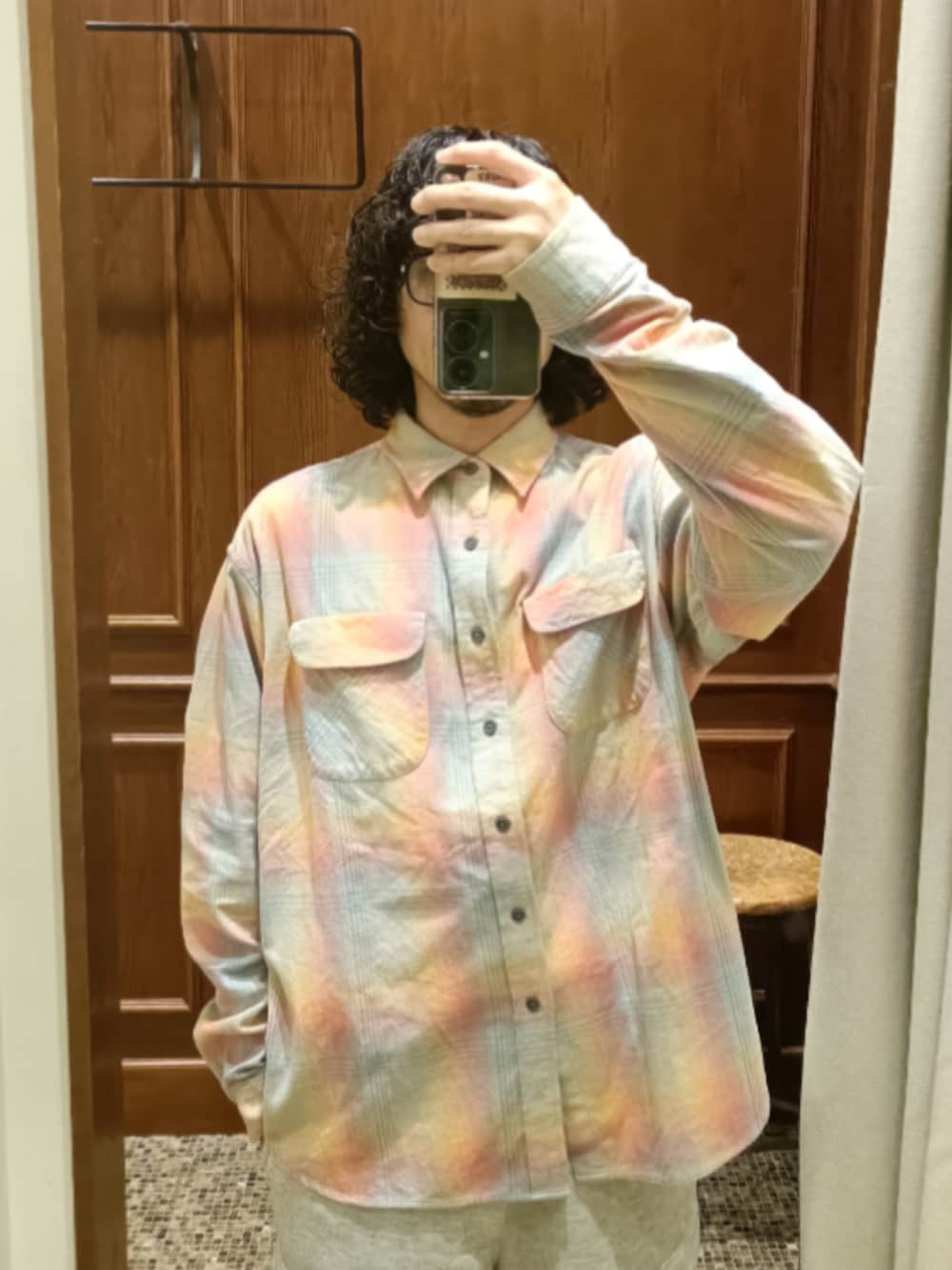 ピンク系のシャツ/ブラウス、グレー系のスウェットパンツ、ベージュ系のブーツを着用したメンズの冬コーディネートの2枚目の写真