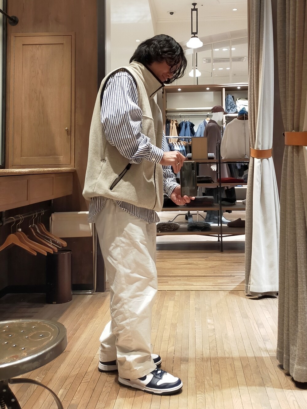 ホワイト系のベスト、ブルー系のシャツ/ブラウス、ホワイト系のその他パンツを着用したメンズの冬コーディネートの2枚目の写真