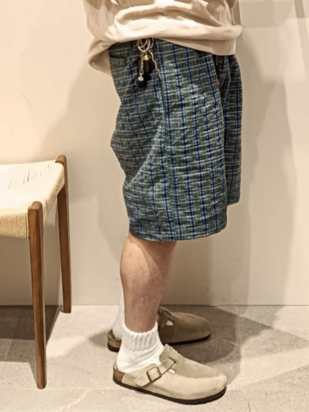 ベージュ系のニット/セーター、ブルー系のパンツ、ベージュ系のサンダルを着用したメンズの春コーディネートの4枚目の写真