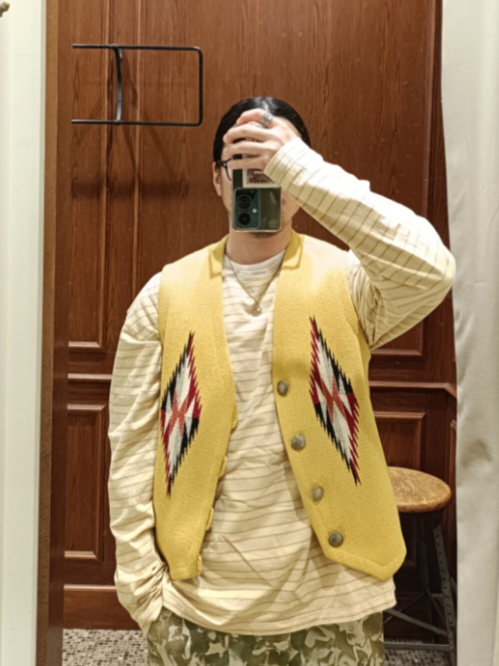 「ベスト、ORTEGA、ボーダーTシャツ、YSTRDY's TMRRW、カモフラカーゴ、carnebollente、3eyeclassiclug、Timberland、大人カジュアル、シンプルコーデ、ootd、イエロー、ベージュ、カモフラ、ブラウン」｜「YSTRDY's TMRRWのYSTRDY'S TMRRW/イエスタデイズトゥモロー BAGGY TEE LS COTTON 24/1 BORDER JERSEY/バギー Tシャツ ロング スリーブ（Tシャツ/カットソー、ベージュ系）」を使った、D.nakamuraさん（メンズ・167cm）の春コーディネートの3枚目の写真