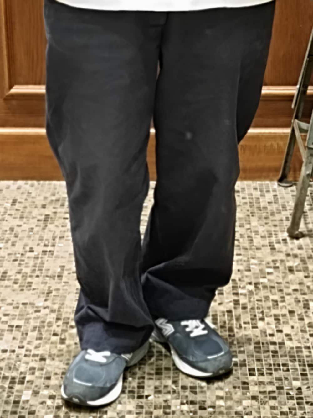 ホワイト系のTシャツ/カットソー、ブルー系のパーカー、ブルー系のチノパンツを着用したメンズの春コーディネートの3枚目の写真