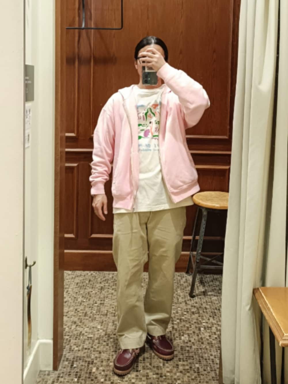 「ジップパーカー、BEAUTY&YOUTH UNITED ARROWS、アートTシャツ、carnebollente、チノパン、3eyeclassiclug、Timberland、ピンク、オフホワイト、ベージュ、ブラウン、大人カジュアル、シンプル、ootd」｜「Carne Bollenteのアイテム（Tシャツ/カットソー、ホワイト系）」を使った、D.nakamuraさん（メンズ・167cm）の春コーディネートの2枚目の写真