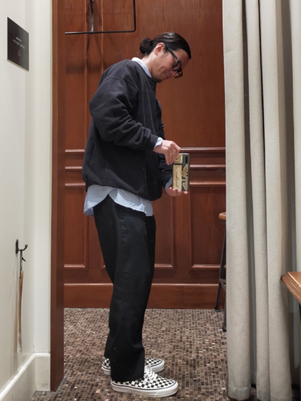 「スウェット、オーバーサイズ、info. BEAUTY&YOUTH、シャツ、BEAUTY&YOUTH UNITED ARROWS、スラックス、スニーカー、VANS、checker、大人カジュアル、シンプル、ootd、ブラック、ブルー」｜「info. BEAUTY&YOUTHのアイテム（スウェット、ブラック系）」を使った、D.nakamuraさん（メンズ・167cm）の冬コーディネートの3枚目の写真