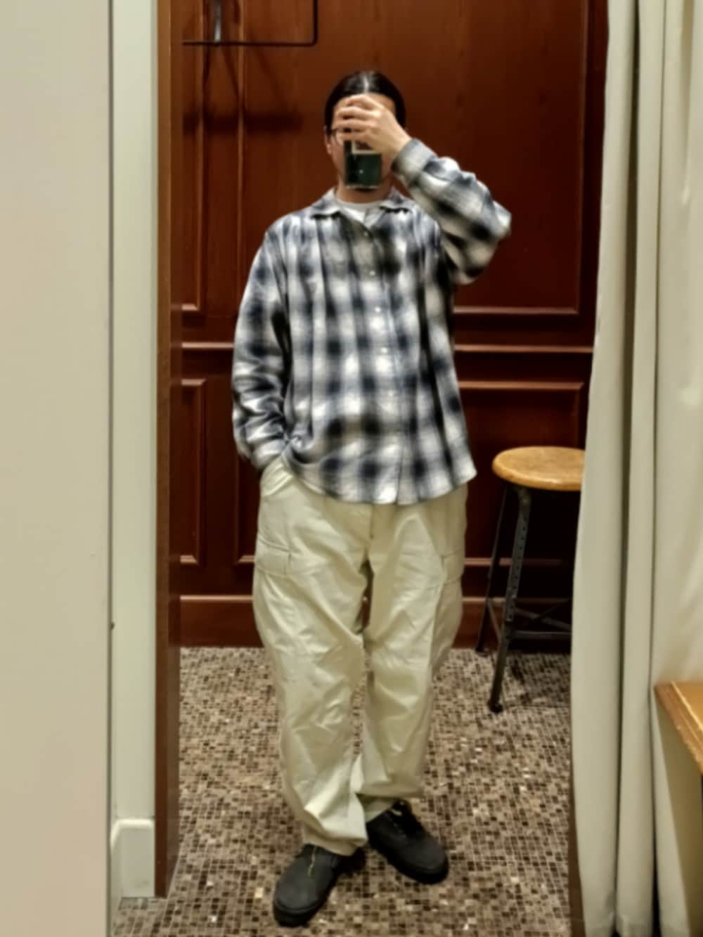 ブラック系のシャツ/ブラウス、ホワイト系のカーゴパンツ、グレー系のスニーカーを着用したメンズの春コーディネートの2枚目の写真