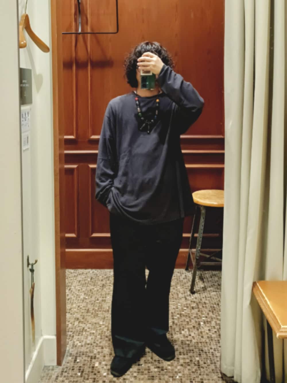 グレー系のTシャツ/カットソー、ブラック系のスラックス、ブラック系のブーツを着用したメンズの秋コーディネートの2枚目の写真