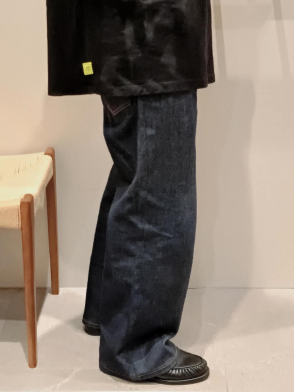 ブラック系のTシャツ/カットソー、ブルー系のデニムパンツ、ブラック系のローファーを着用したメンズの夏コーディネートの4枚目の写真