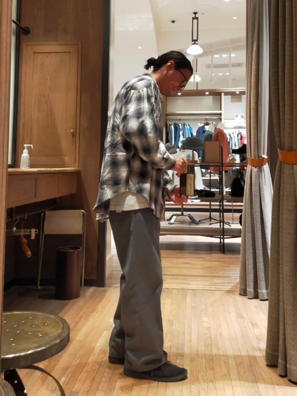 「チェックシャツ、オンブレチェック、aie、ワークパンツ、Dickies、デザートブーツ、clarks、オトナカジュアル、大人カジュアル、シンプル、ootd、モノトーン、秋コーデ、今日のコーデ、大人コーデ」｜「AiEのアイテム（シャツ/ブラウス、ブラック系）」を使った、D.nakamuraさん（メンズ・170cm）の秋コーディネートの2枚目の写真