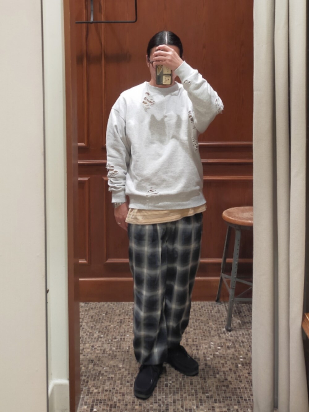 グレー系のスウェット、ベージュ系のTシャツ/カットソー、ブラック系のパンツを着用したメンズの冬コーディネートの2枚目の写真