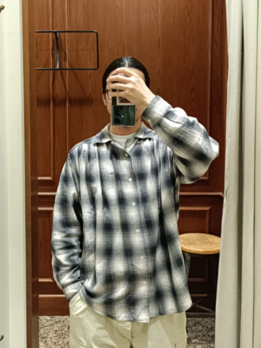 ブラック系のシャツ/ブラウス、ホワイト系のカーゴパンツ、グレー系のスニーカーを着用したメンズの春コーディネートの3枚目の写真