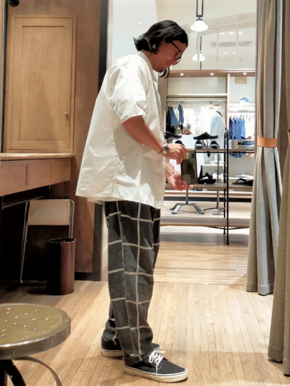 ホワイト系のシャツ/ブラウス、グレー系のパンツ、ブラック系のスニーカーを着用したメンズの夏コーディネートの2枚目の写真