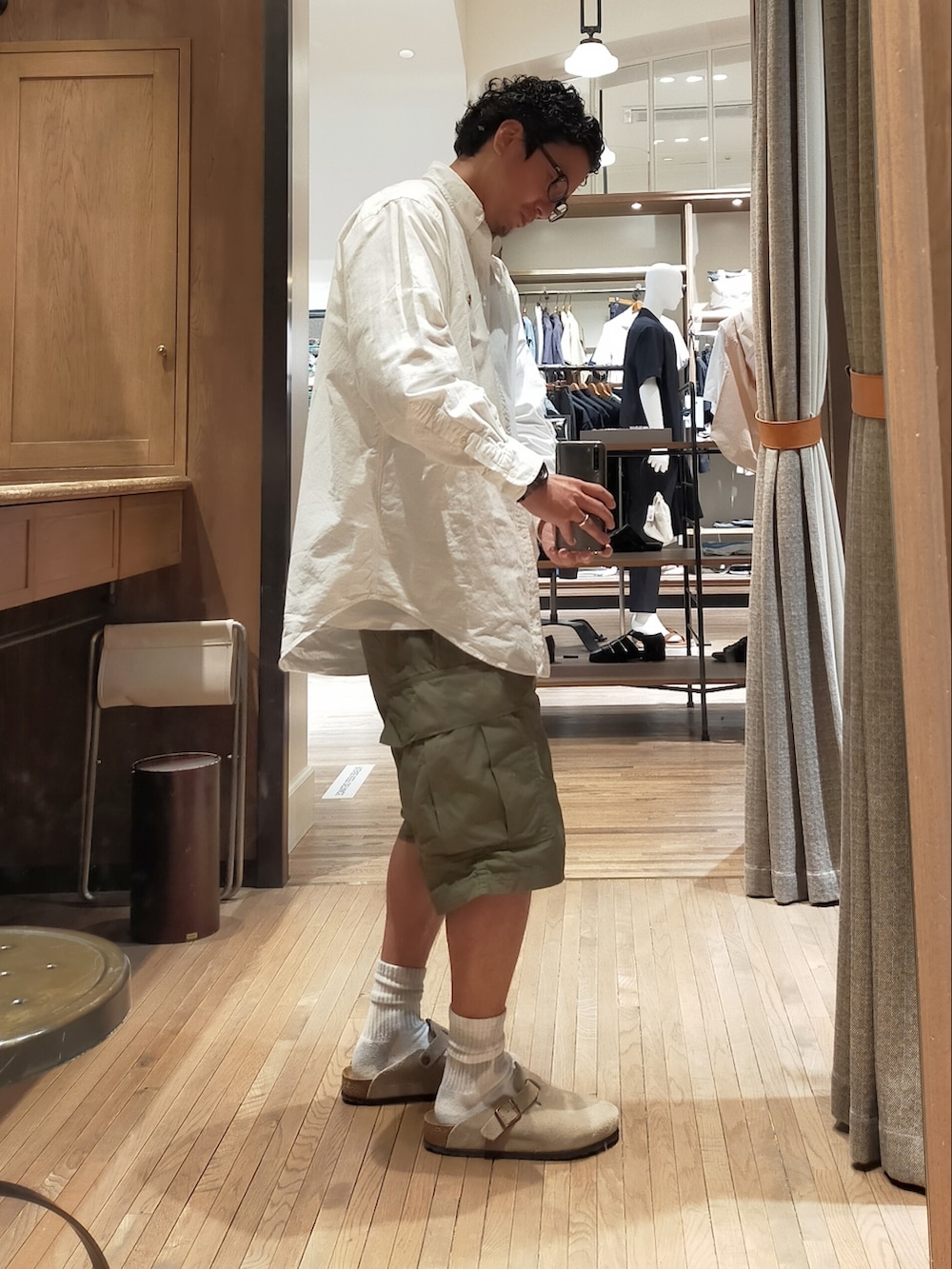 ホワイト系のシャツ/ブラウス、グリーン系のパンツ、ベージュ系のサンダルを着用したメンズの春コーディネートの2枚目の写真