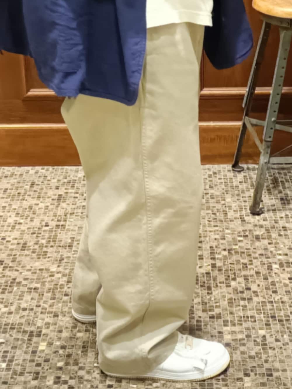 ホワイト系のTシャツ/カットソー、ブルー系のジャケット/アウター、ベージュ系のチノパンツを着用したメンズの冬コーディネートの4枚目の写真