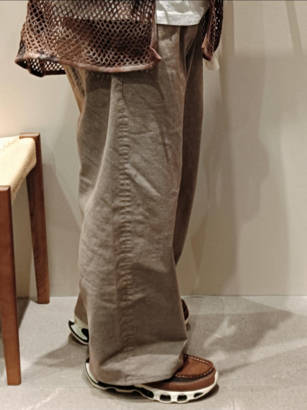 ホワイト系のTシャツ/カットソー、その他のカーディガン/ボレロ、ベージュ系のパンツを着用したメンズの秋コーディネートの4枚目の写真