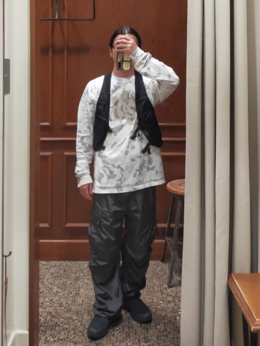 「ベスト、a running  club、ロンT、タイダイ柄、UNUSED、カーゴパンツ、H BEAUTY&YOUTH、ジャングルモック、merrell、大人カジュアル、シンプル、ootd、モノトーン、アーバンストリート」｜「a running clubのアイテム（ベスト、ブラック系）」を使った、D.nakamuraさん（メンズ・167cm）の春コーディネートの2枚目の写真