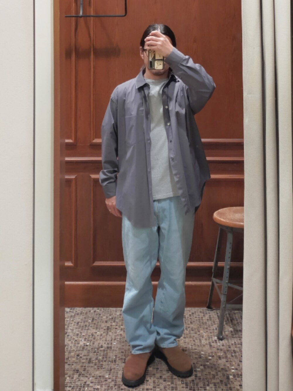 グレー系のシャツ/ブラウス、ブルー系のデニムパンツ、ブラウン系のブーツを着用したメンズの秋コーディネートの2枚目の写真