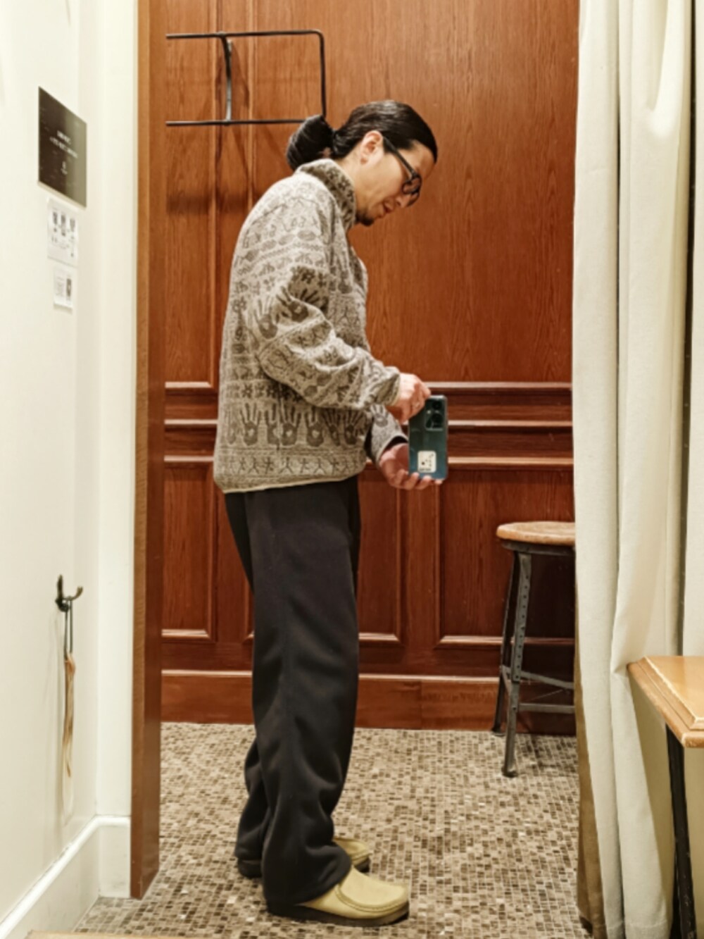 ベージュ系のカーディガン/ボレロ、グレー系のその他パンツ、ベージュ系のブーツを着用したメンズの冬コーディネートの3枚目の写真