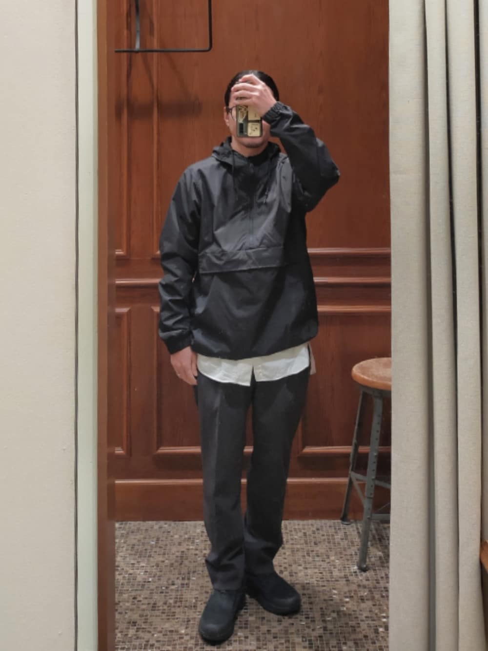 ブラック系のジャケット/アウター、ホワイト系のシャツ/ブラウス、グレー系のスラックスを着用したメンズの冬コーディネートの2枚目の写真