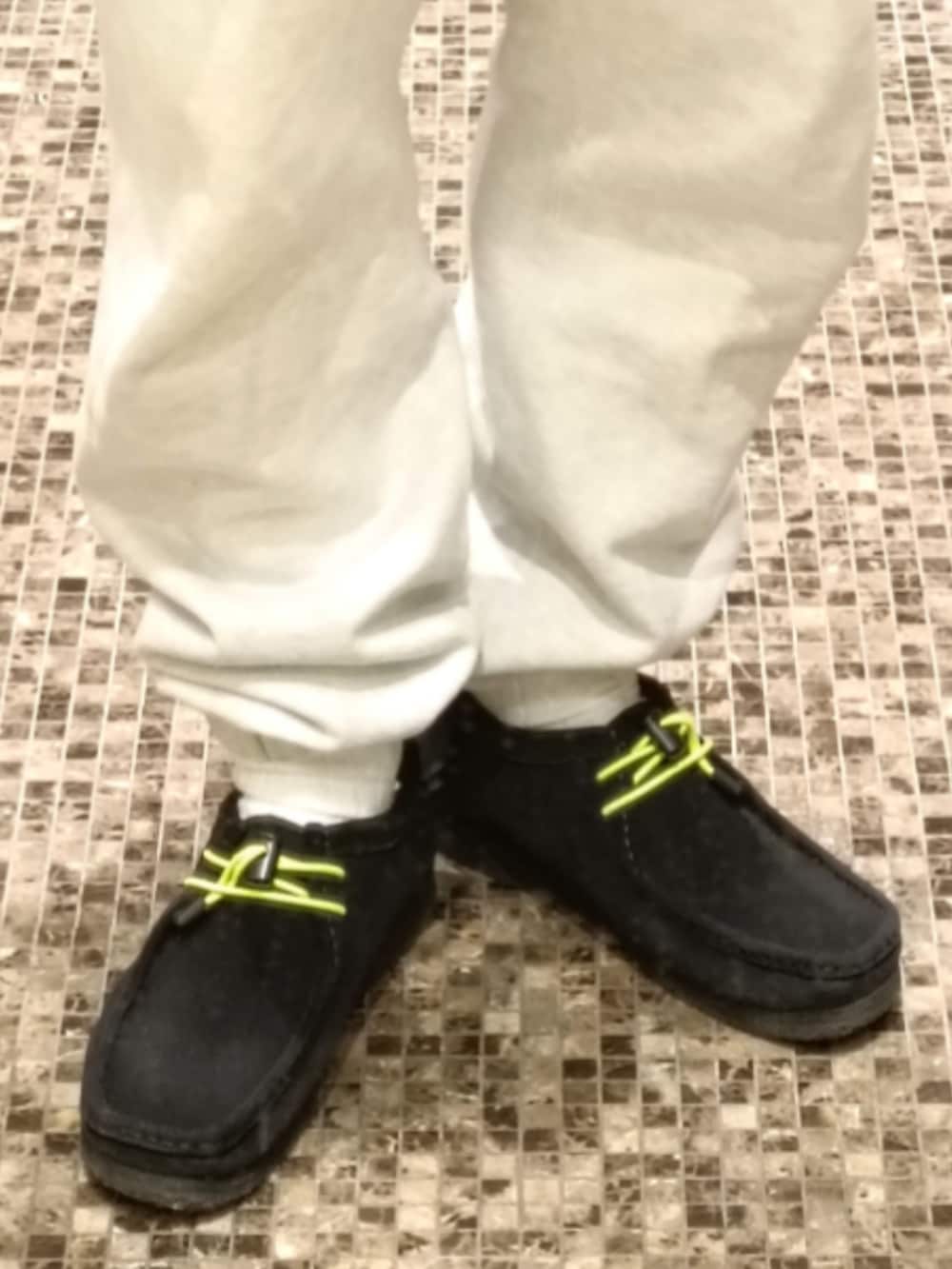 ブラック系のTシャツ/カットソー、ブラック系のシャツ/ブラウス、グレー系のスウェットパンツを着用したメンズの冬コーディネートの5枚目の写真