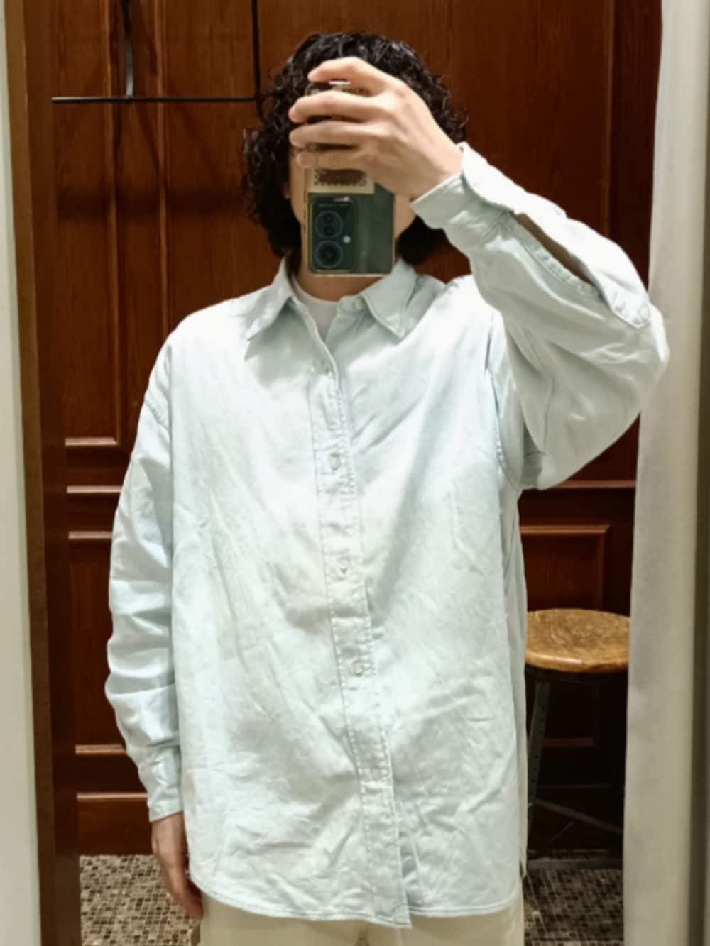 ブルー系のシャツ/ブラウス、ホワイト系のパンツ、ベージュ系のブーツを着用したメンズの春コーディネートの2枚目の写真