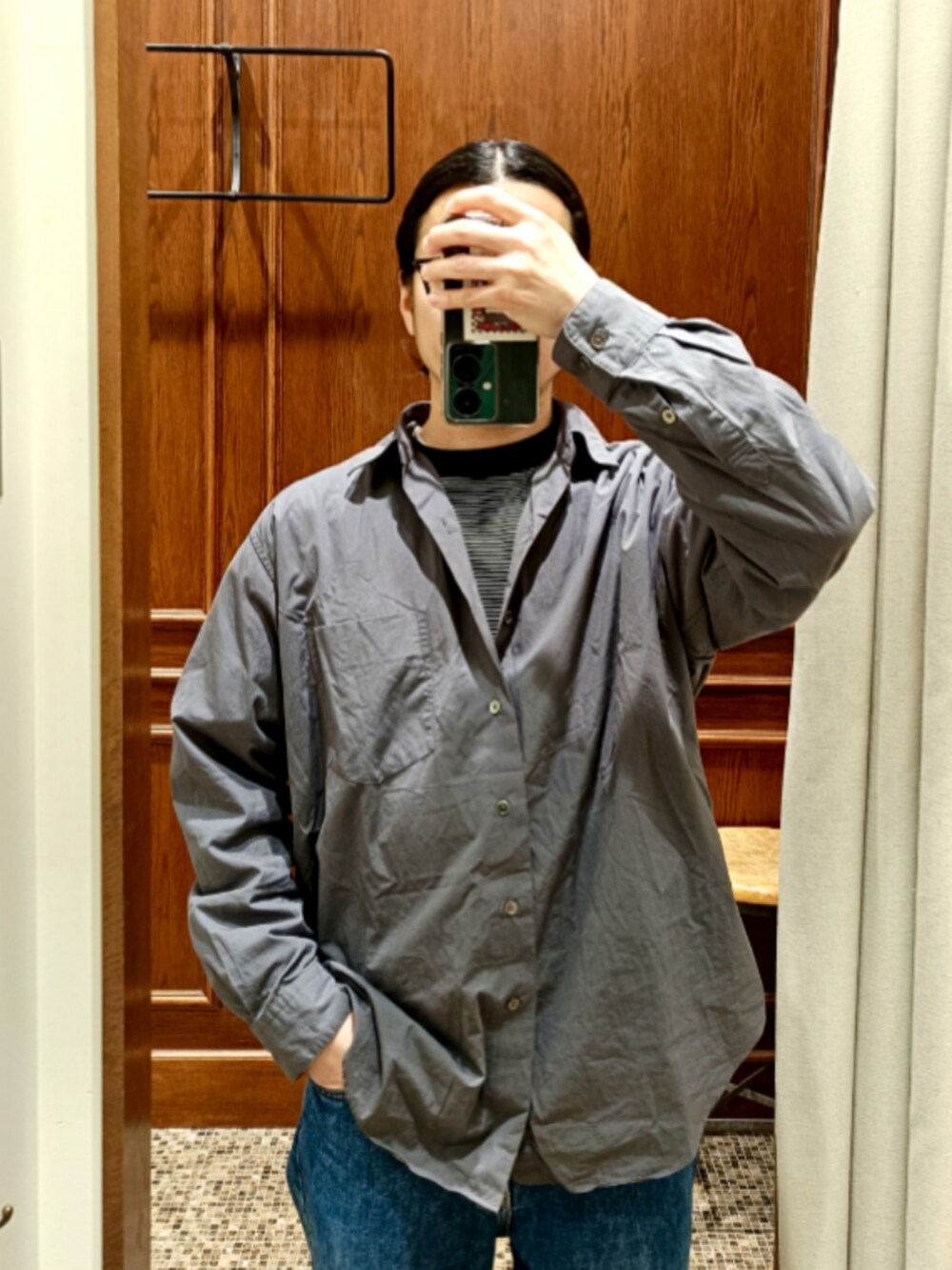 グレー系のシャツ/ブラウス、ブルー系のデニムパンツ、グレー系のスリッポンを着用したメンズの春コーディネートの3枚目の写真