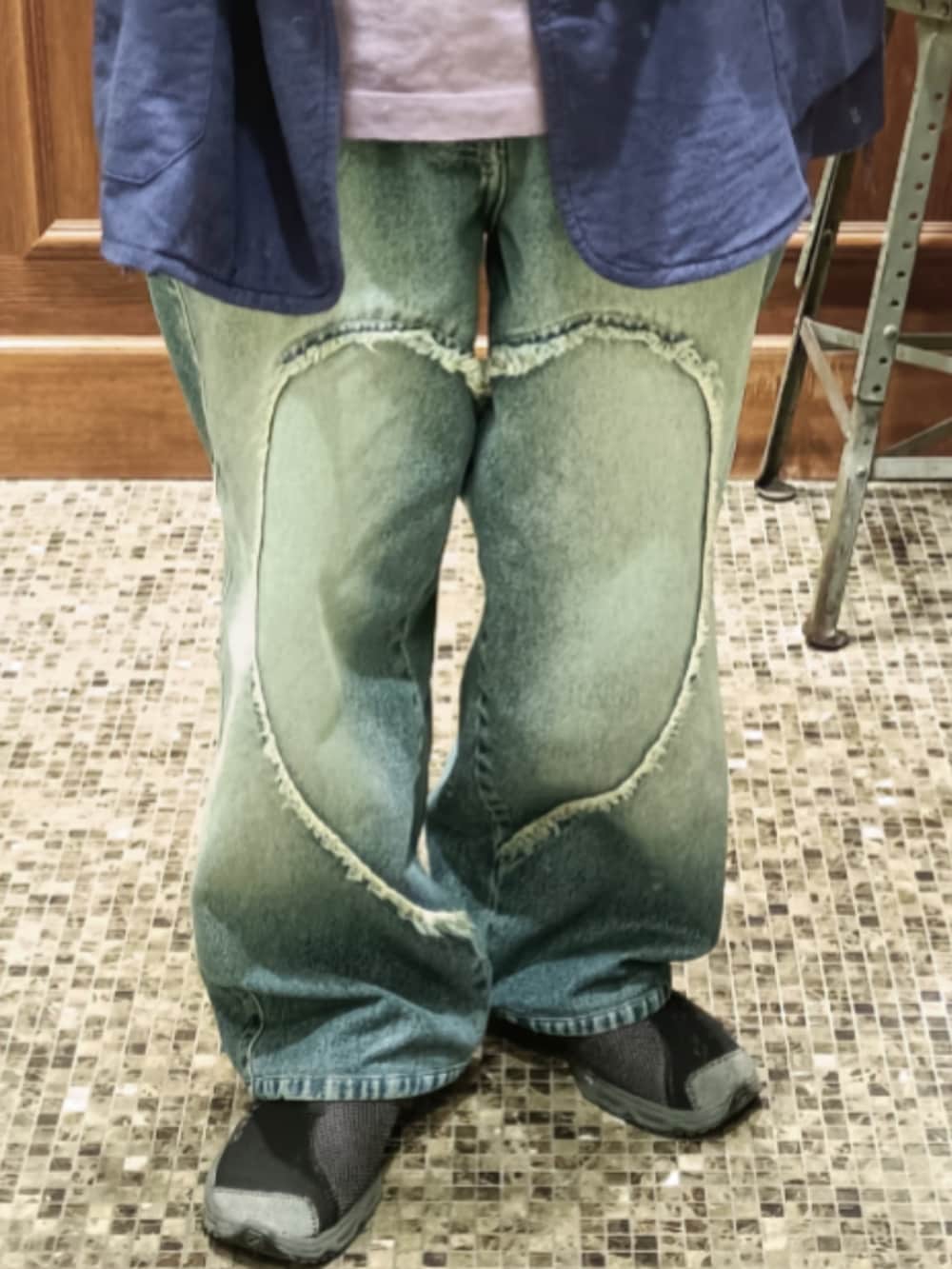 ブルー系のジャケット/アウター、パープル系のTシャツ/カットソー、ブルー系のデニムパンツを着用したメンズの春コーディネートの3枚目の写真