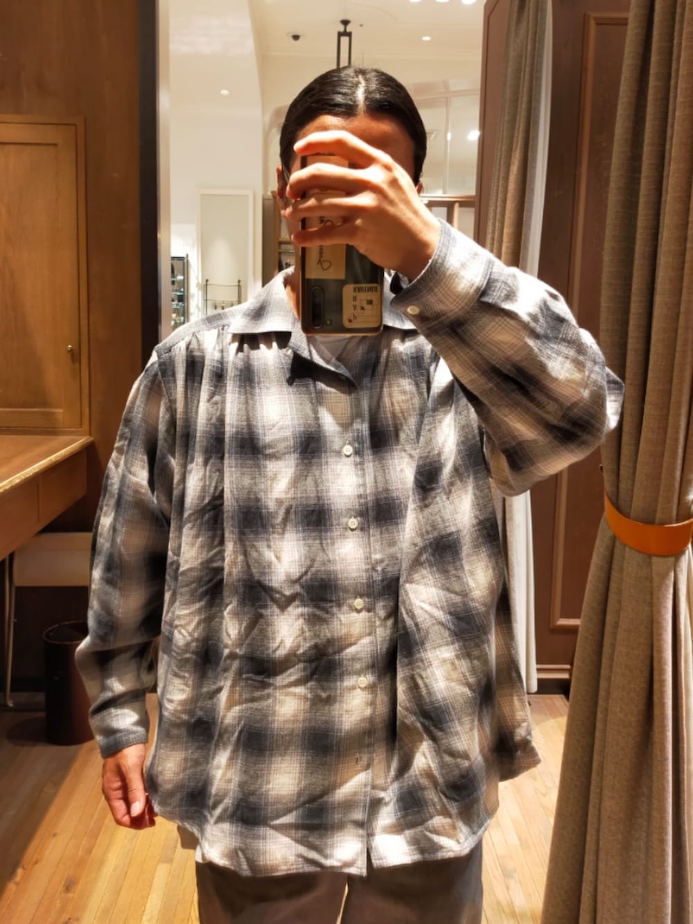 「チェックシャツ、オンブレチェック、aie、ワークパンツ、Dickies、デザートブーツ、clarks、オトナカジュアル、大人カジュアル、シンプル、ootd、モノトーン、秋コーデ、今日のコーデ、大人コーデ」｜「AiEのアイテム（シャツ/ブラウス、ブラック系）」を使った、D.nakamuraさん（メンズ・170cm）の秋コーディネートの3枚目の写真