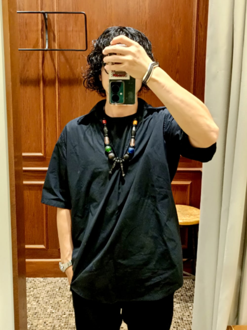 ブラック系のシャツ/ブラウス、ブラック系のスウェットパンツ、ブラック系のサンダルを着用したメンズの夏コーディネートの3枚目の写真