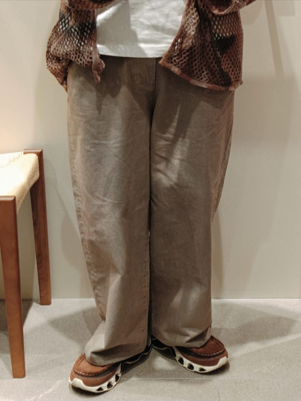 ホワイト系のTシャツ/カットソー、その他のカーディガン/ボレロ、ベージュ系のパンツを着用したメンズの秋コーディネートの3枚目の写真